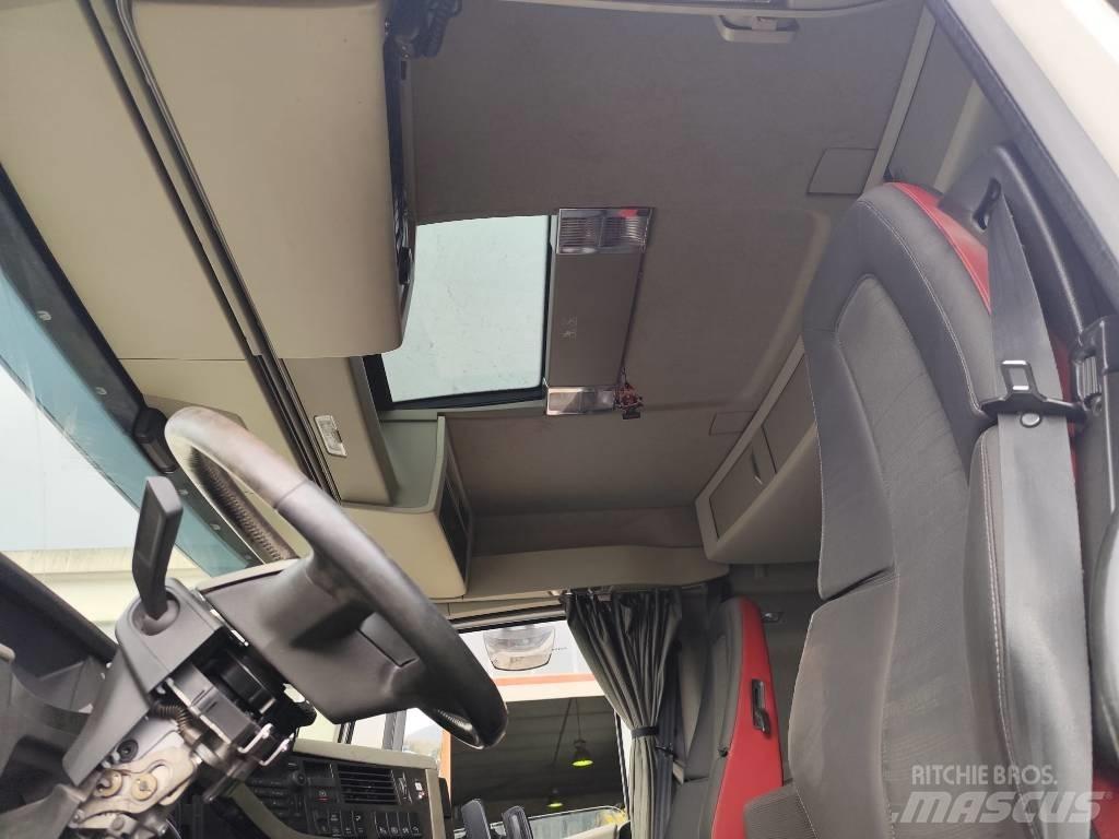 Volvo FH 13 540 Vrachtwagen met vlakke laadvloer en lier