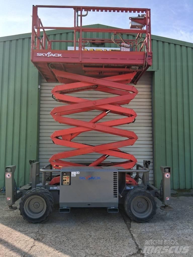 SkyJack SJ 6832 RT Schaarhoogwerkers