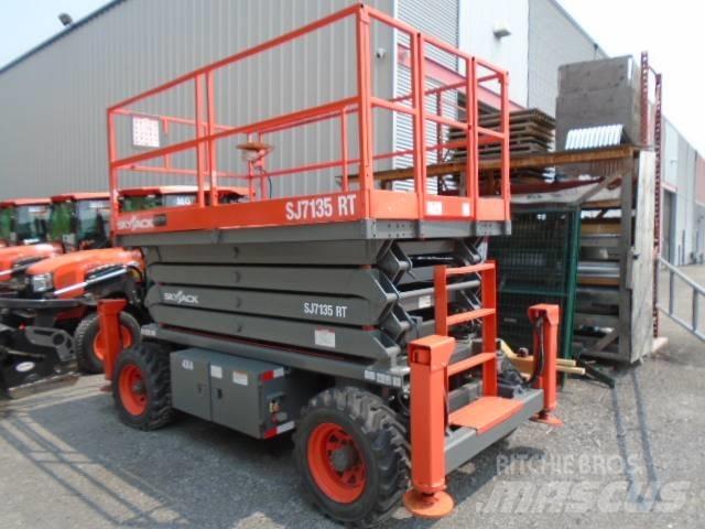 SkyJack SJ 7135 RT Schaarhoogwerkers