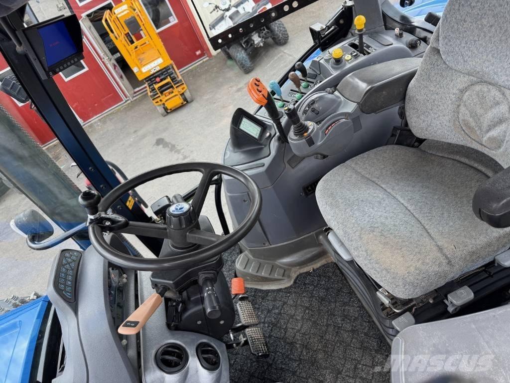 New Holland T7030 Tractoren