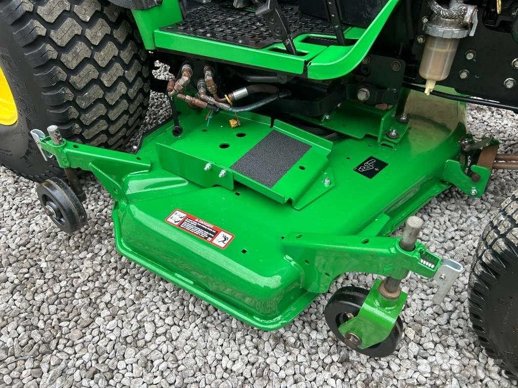 John Deere 2032R Compacttrekkers