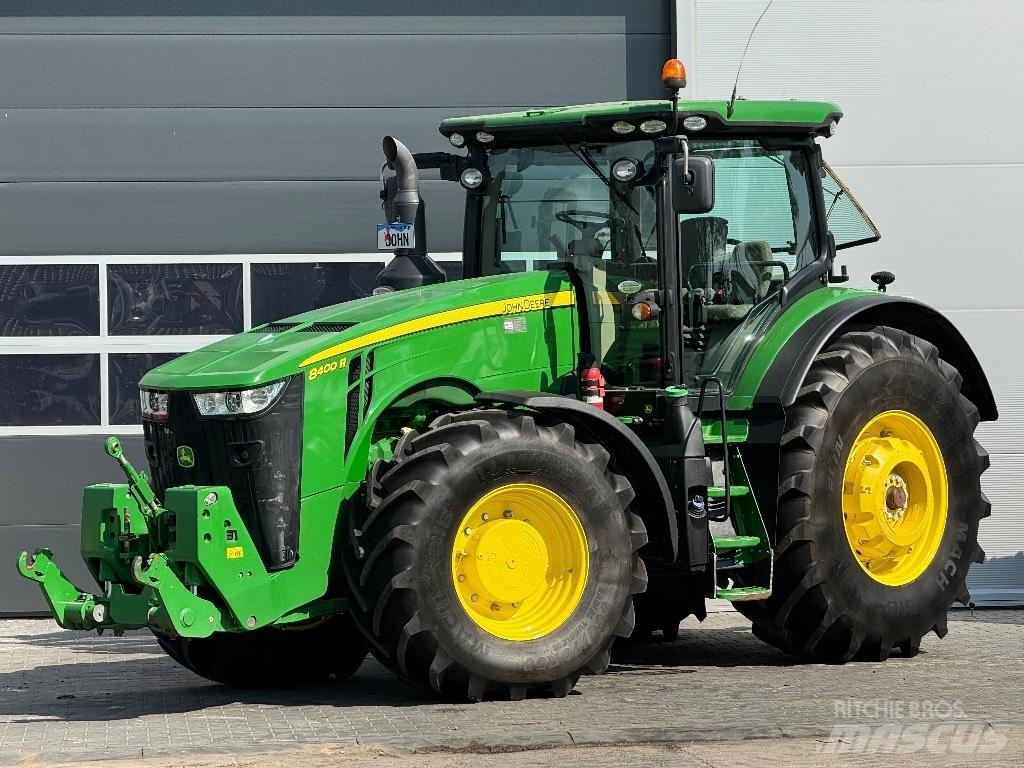 John Deere 8400 R Tractoren