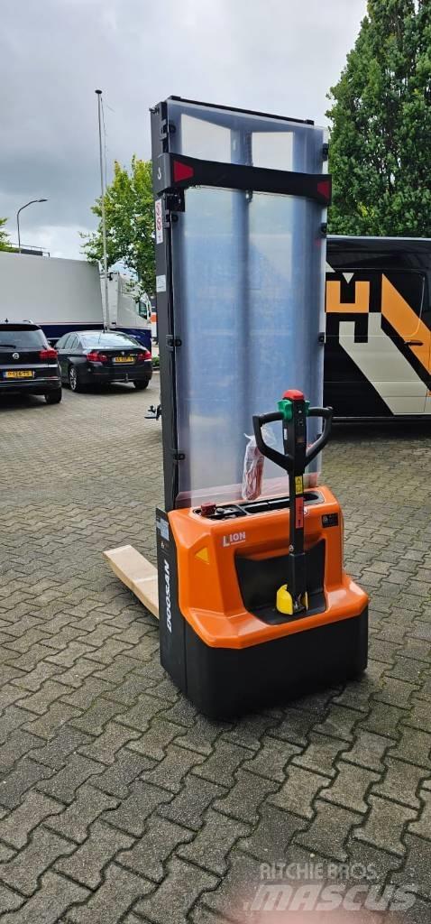 Doosan LSM 12 N Meeloop stapelaar
