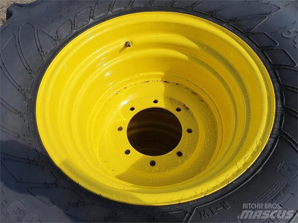 Mitas 540/65R24 x2 Banden, wielen en velgen