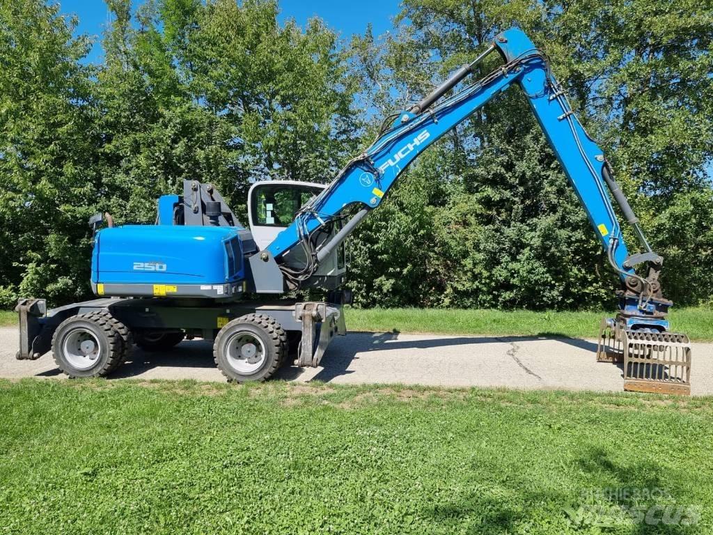 Fuchs MHL 250 Waste / industry handlers