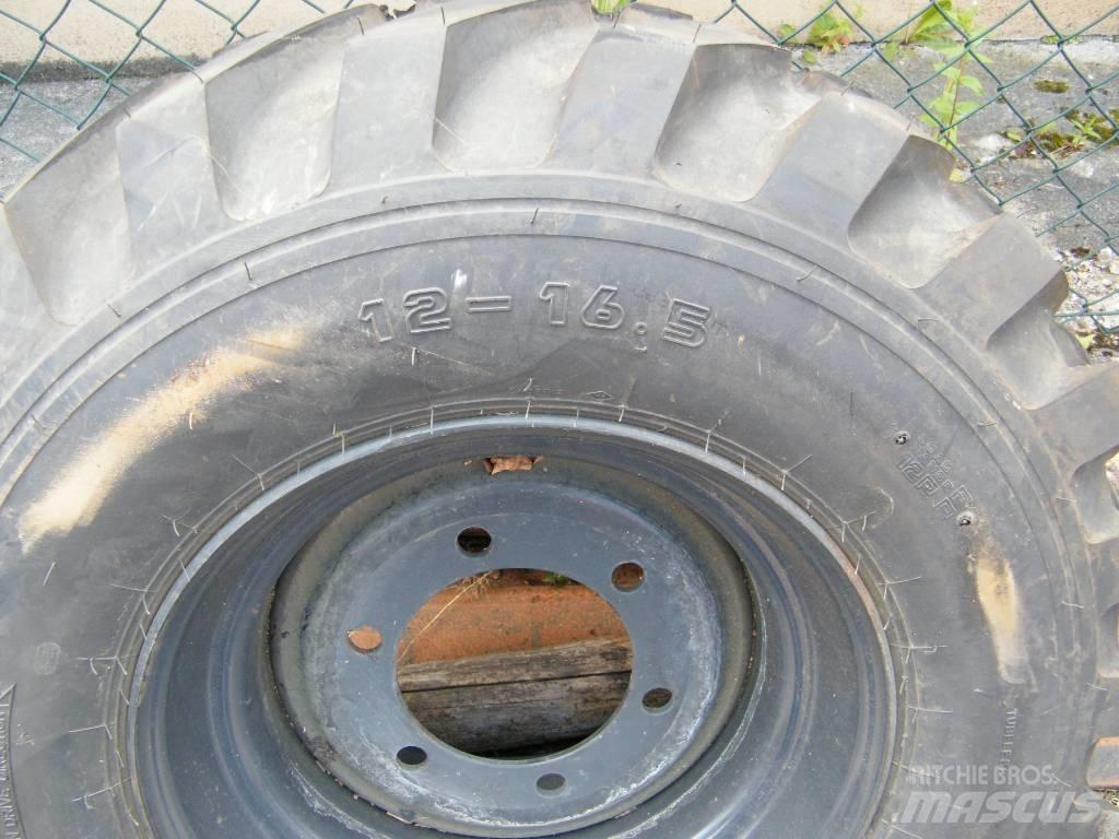 Kumho 12-16,5 Banden, wielen en velgen