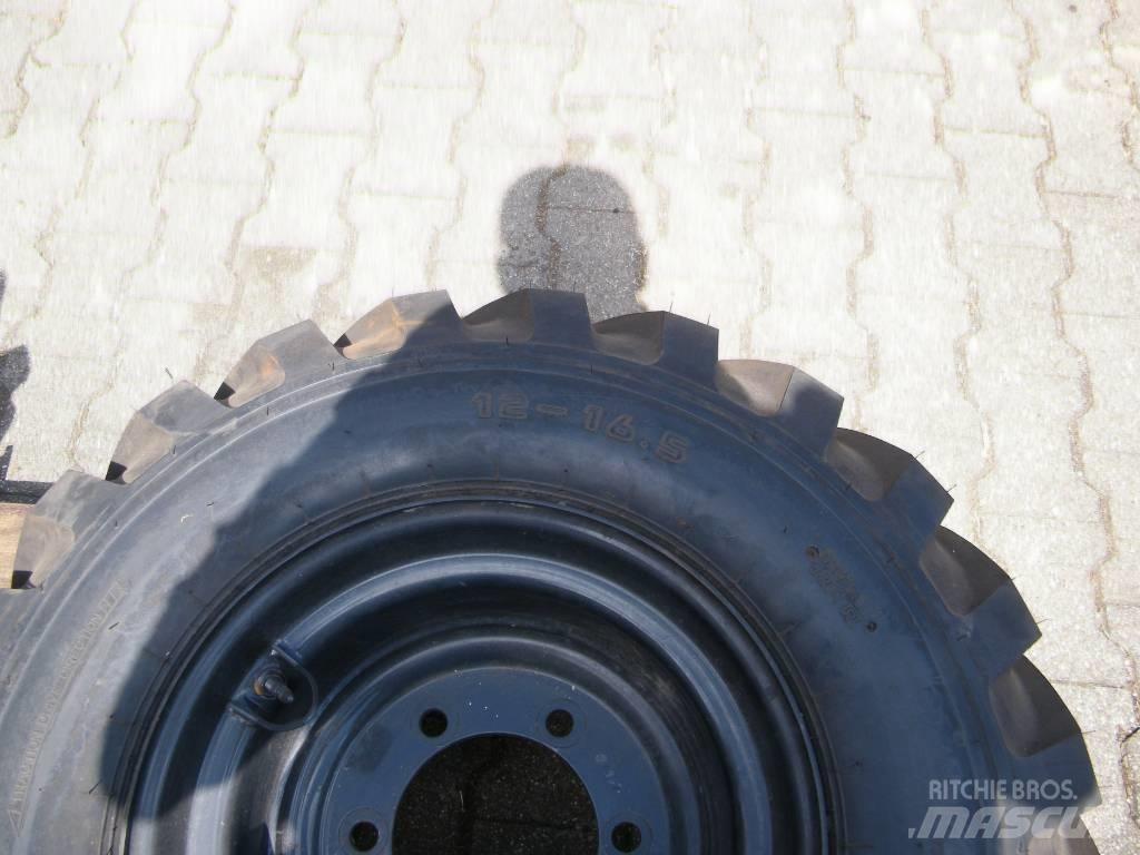 Kumho 12-16,5 Banden, wielen en velgen