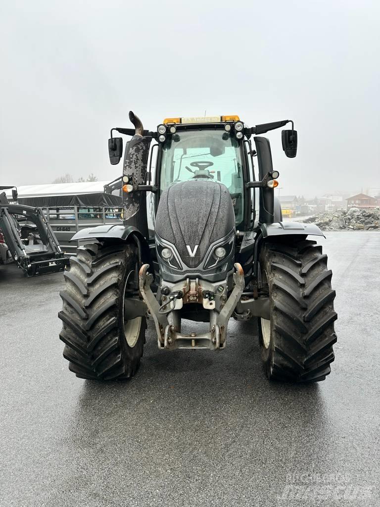Valtra T 214 D Tractoren