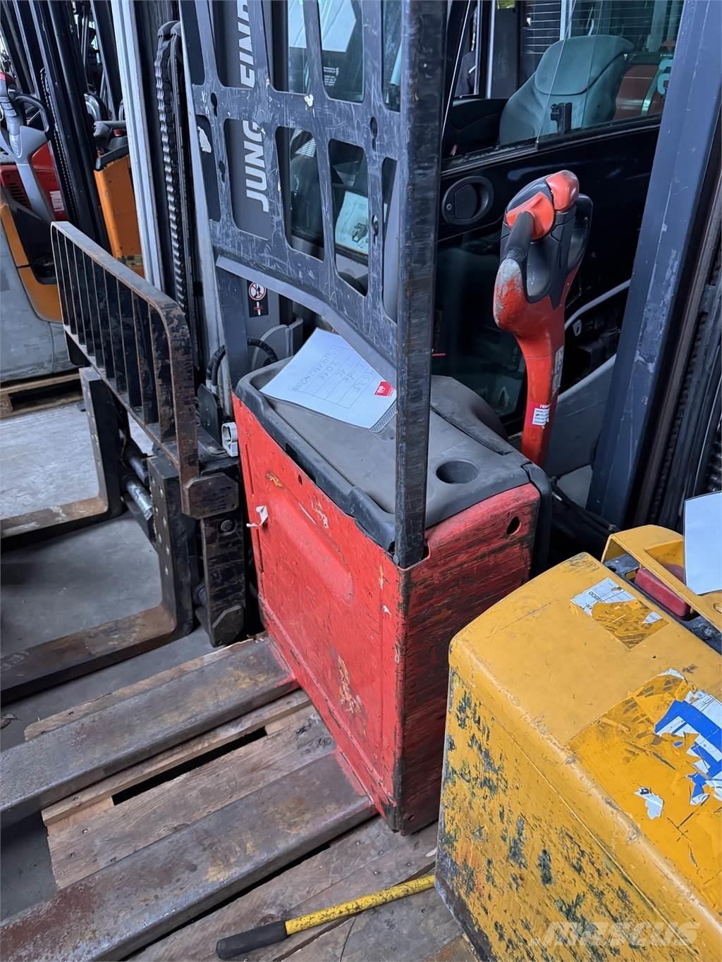 Linde T16 Meeloop stapelaar