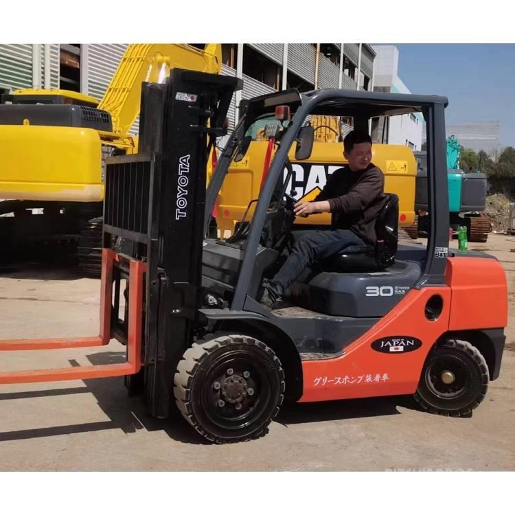 Toyota 8 FDN 30 Diesel heftrucks
