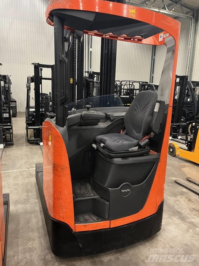 BT RRE250H Reachtruck voor hoog niveau