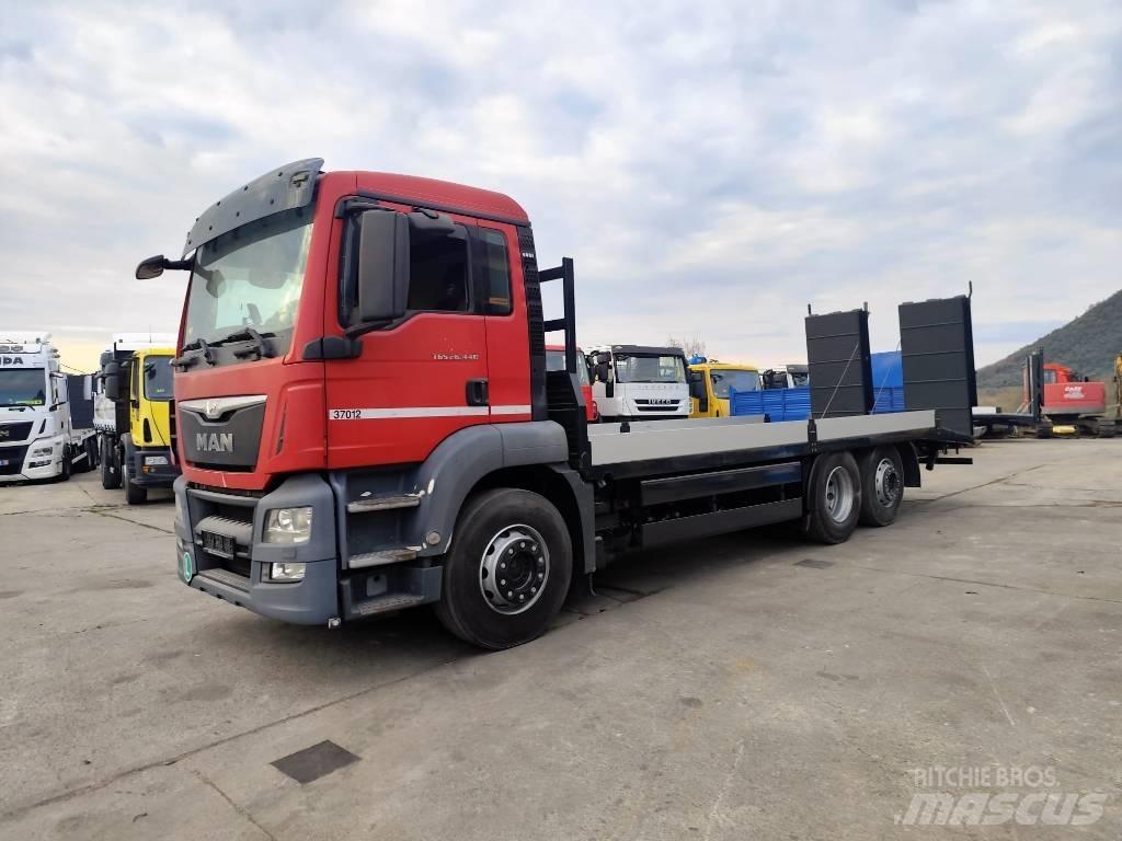 MAN TGS 26.440 Vrachtwagen met vlakke laadvloer en lier