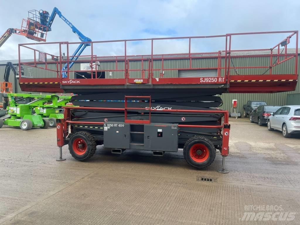 SkyJack SJ 9250 RT Schaarhoogwerkers