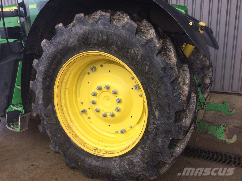 John Deere 6210R Tractoren