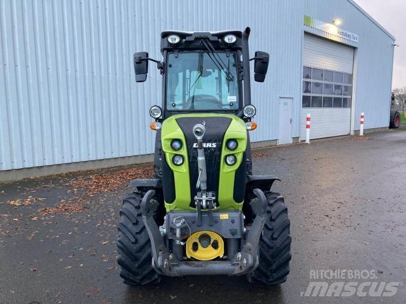 CLAAS NEXOS 240 S Tractoren