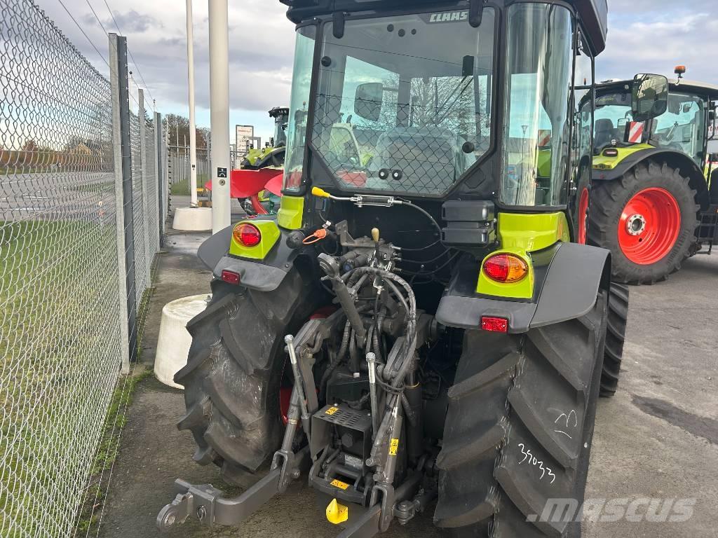 CLAAS Nexos 220 Tractoren