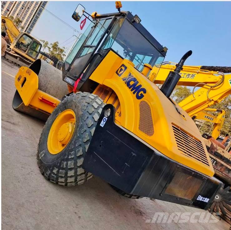 XCMG XS 142 J Trilrolwalsen