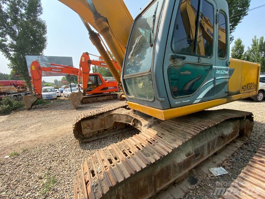 Kato HD 1023 R Rupsgraafmachines