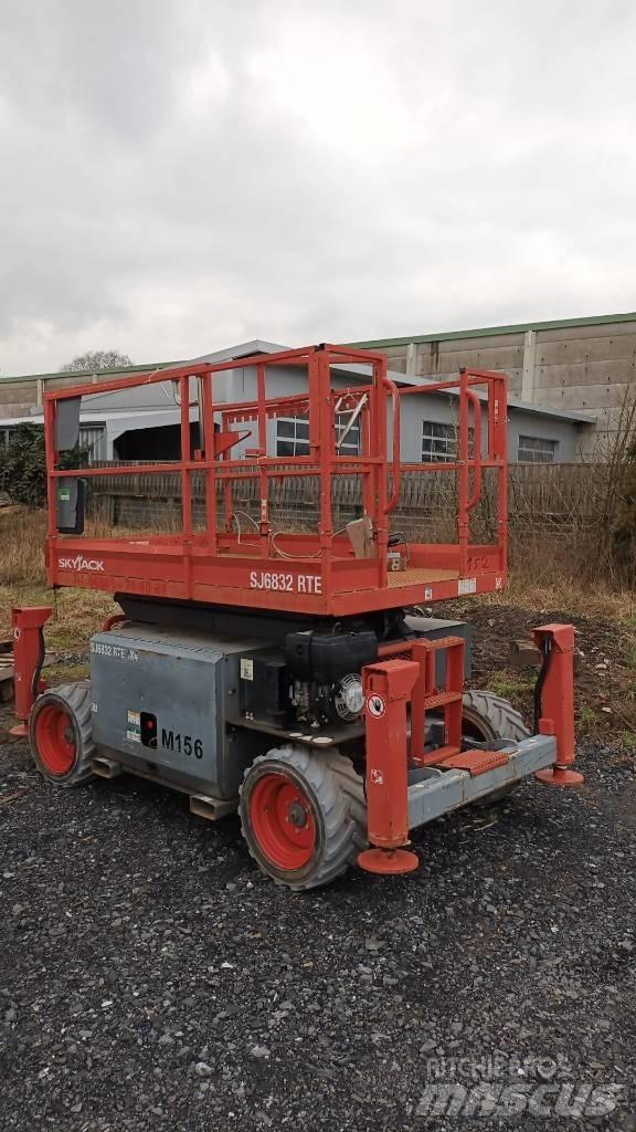 SkyJack SJ 6832 RTE Schaarhoogwerkers