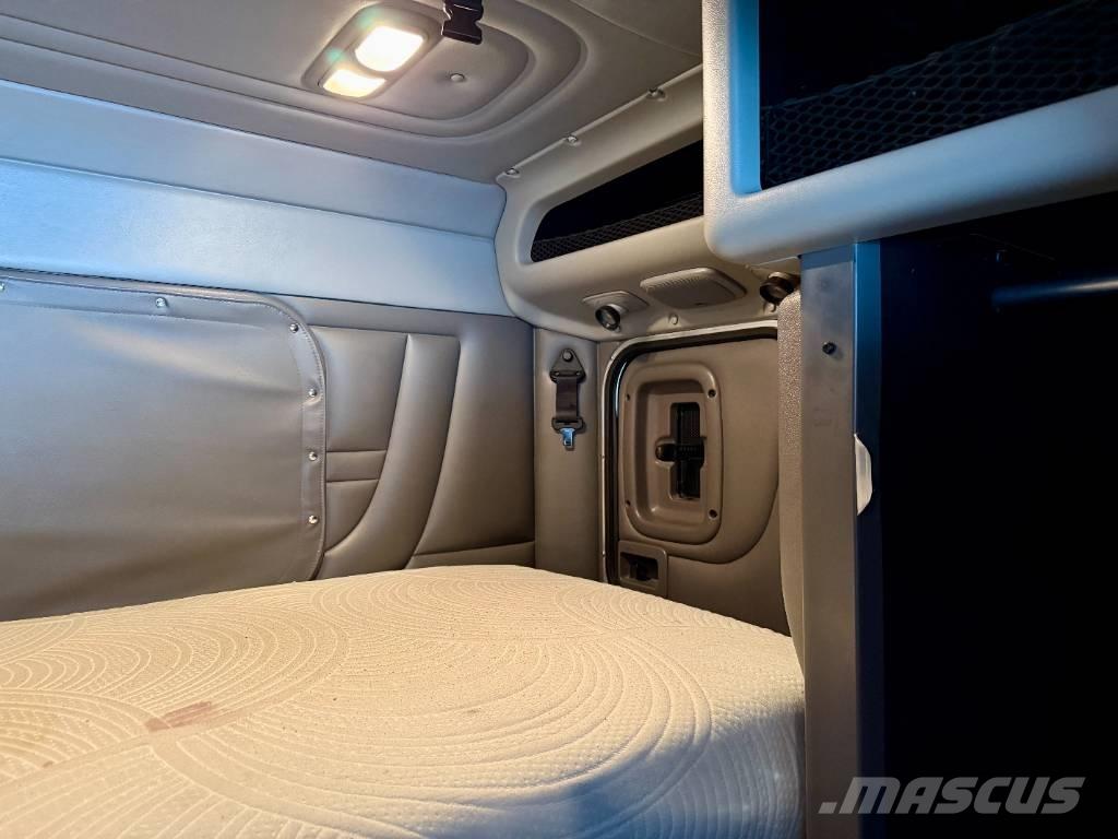 Peterbilt 389 Trekkers