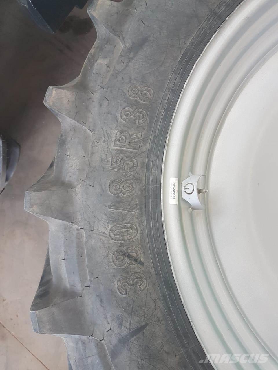 Petlas 380/85R38 Banden, wielen en velgen