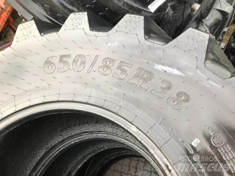 BKT 650/85R38 Banden, wielen en velgen