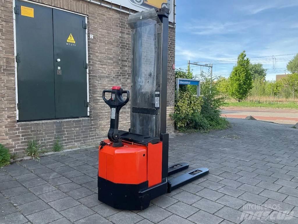 Toyota BT SWE120L Meeloop stapelaar
