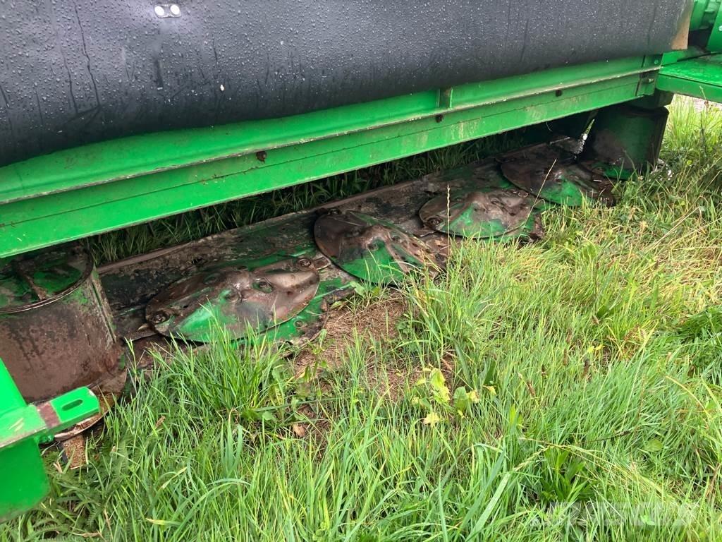 John Deere 1365 Gemonteerde en gesleepte maaiers