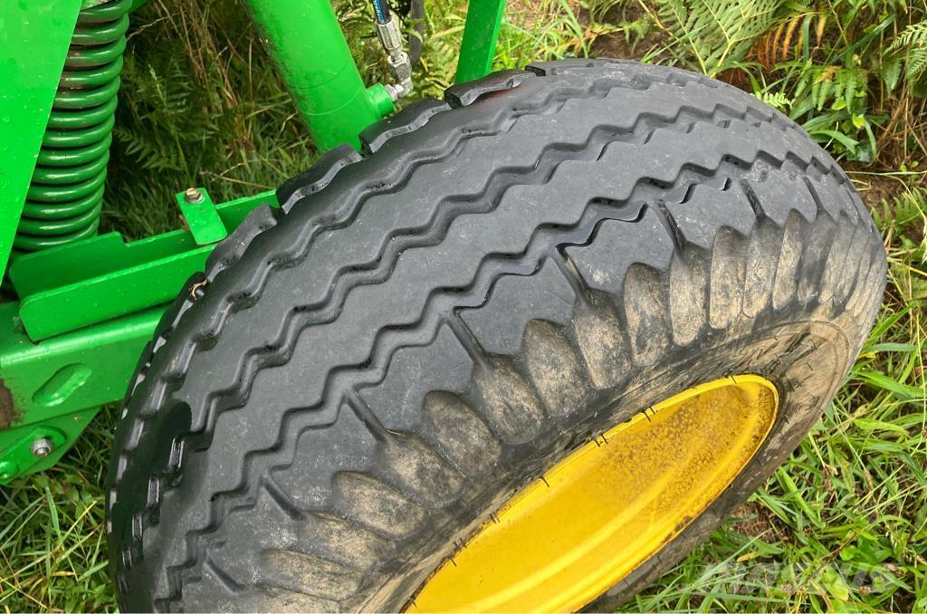 John Deere 1365 Gemonteerde en gesleepte maaiers