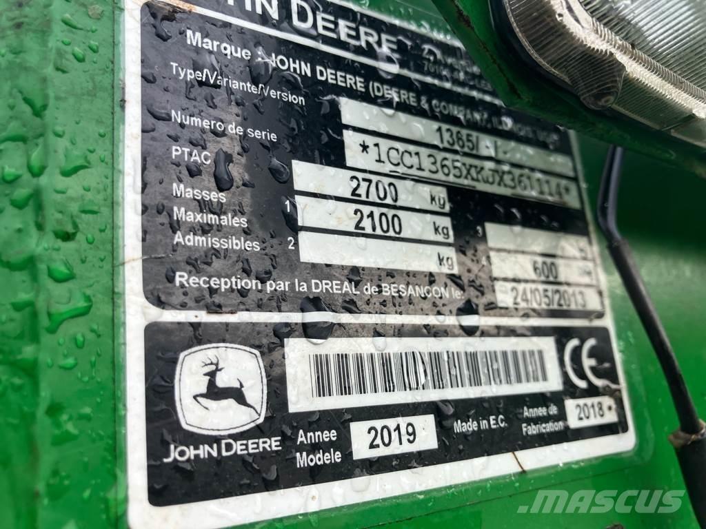 John Deere 1365 Gemonteerde en gesleepte maaiers
