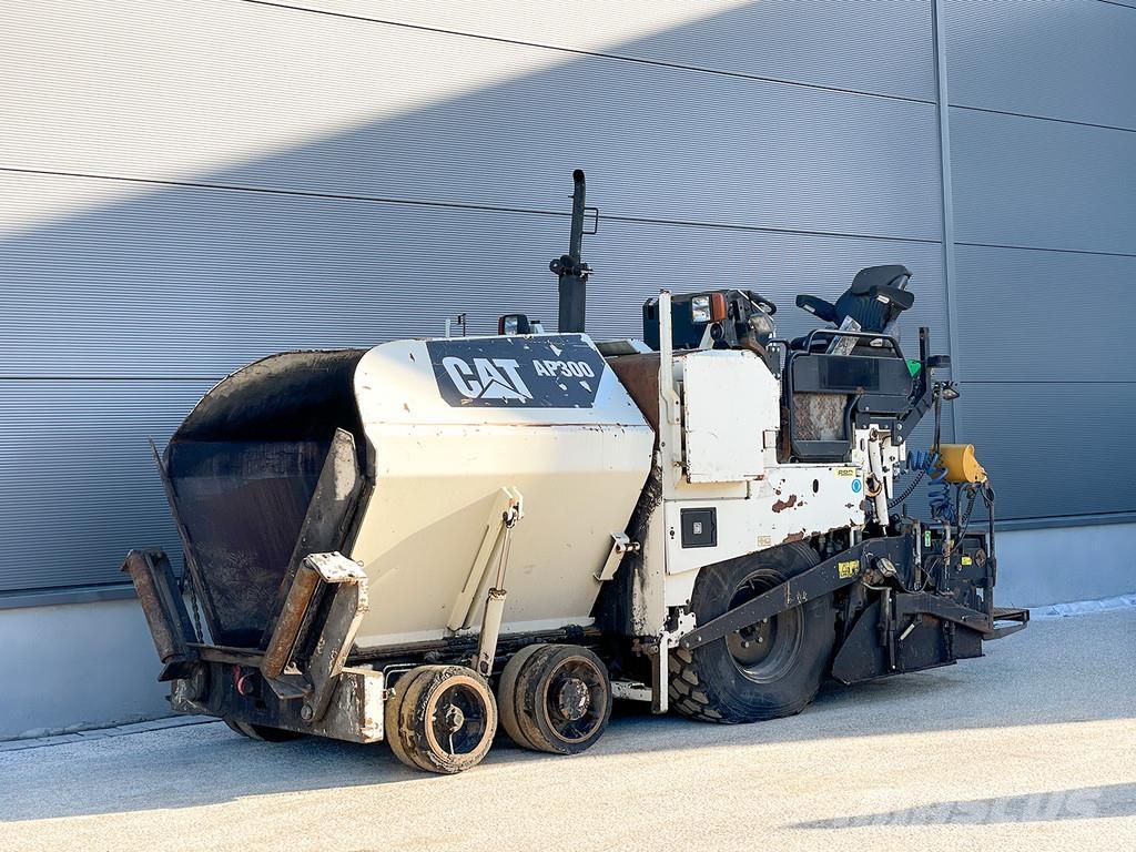 CAT AP300 Asfaltafwerkmachines