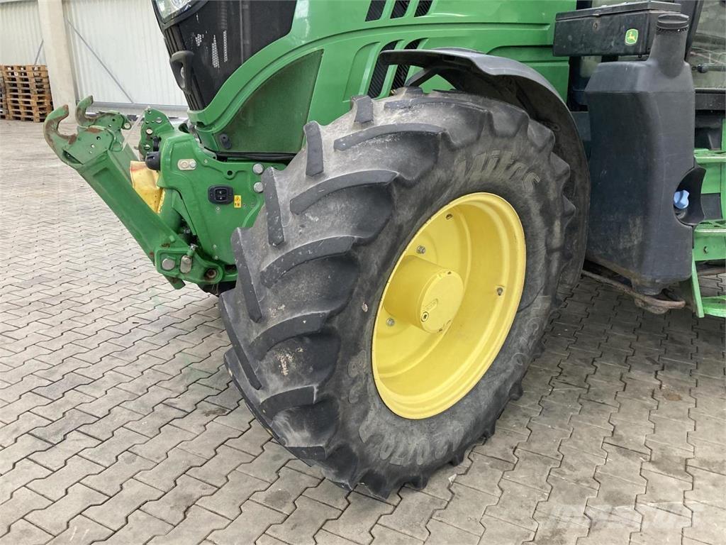 John Deere 6110R Tractoren