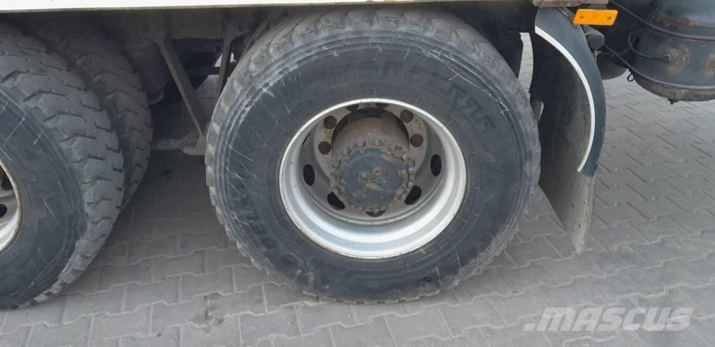 DAF 105 Vlakke laadvloer met kraan
