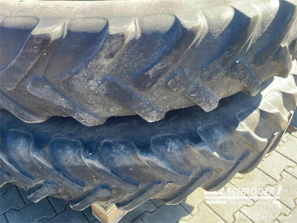  12.4 R 52 Banden, wielen en velgen