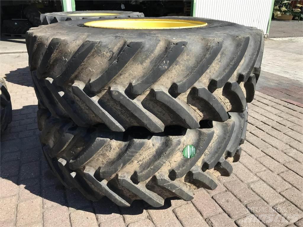 BKT 650/85R42 Banden, wielen en velgen