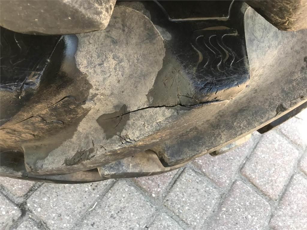BKT 650/85R42 Banden, wielen en velgen