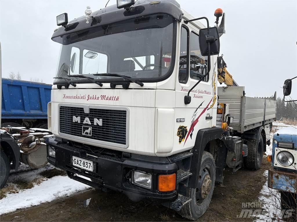 MAN 4*4 Vlakke laadvloer met kraan