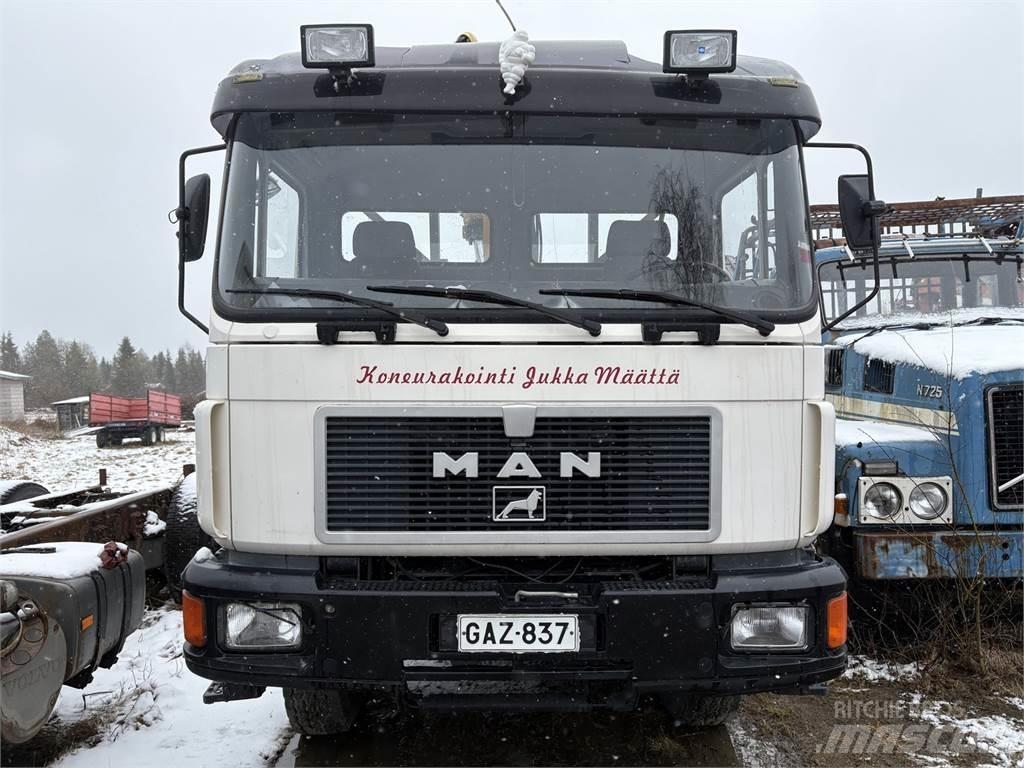 MAN 4*4 Vlakke laadvloer met kraan