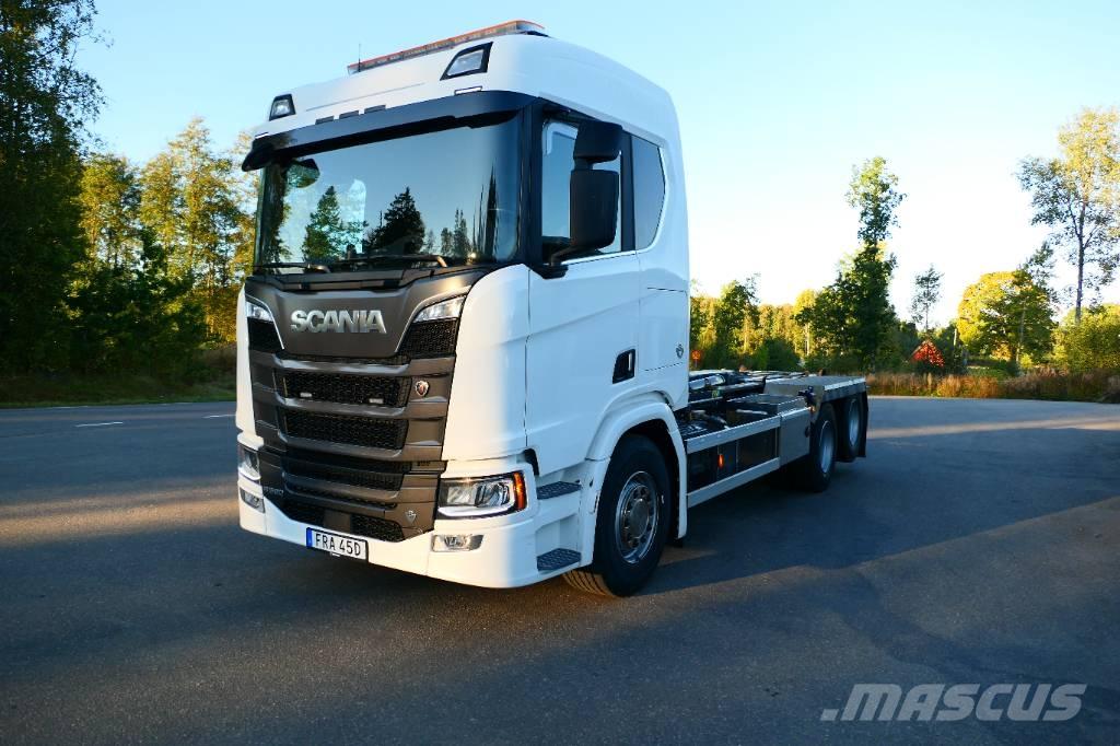 Scania R590B6x2nb Vrachtwagen met containersysteem