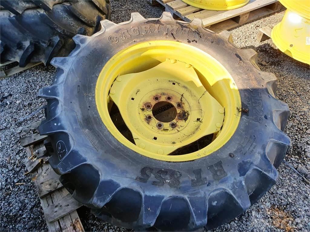 BKT 380/85R28 x2 Banden, wielen en velgen