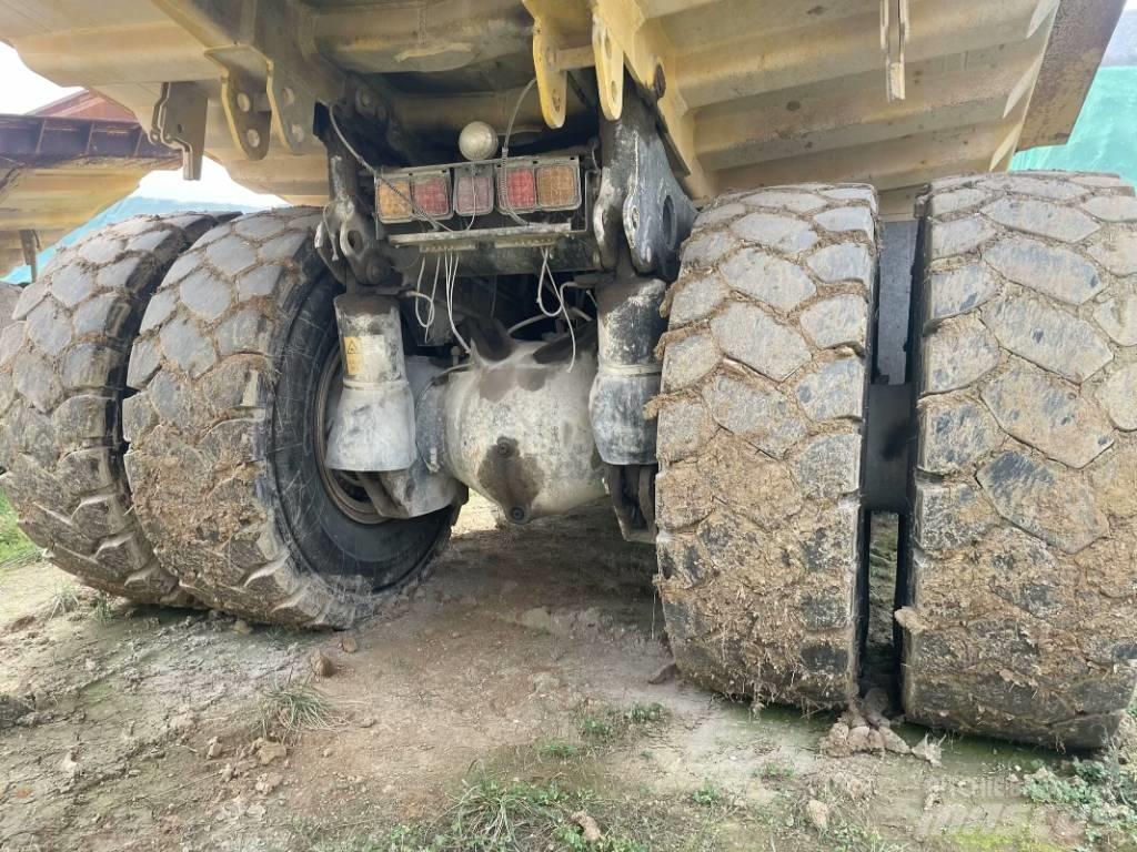 Komatsu HD 605-7 Starre dumpers