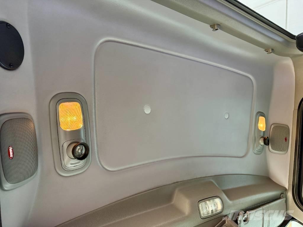 Peterbilt 389 Trekkers
