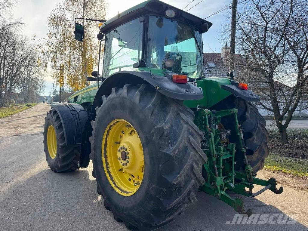 John Deere 8330 Tractoren