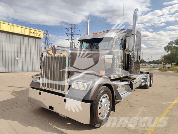 Kenworth W900L Trekkers