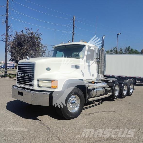 Mack CL733 Trekkers