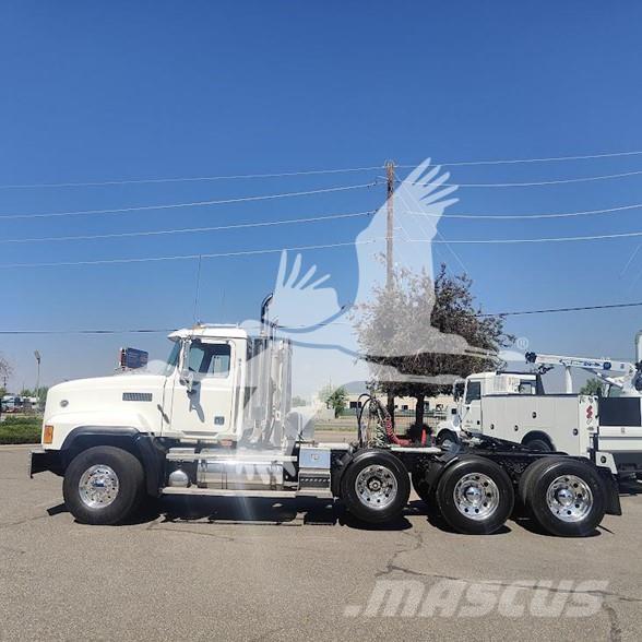 Mack CL733 Trekkers