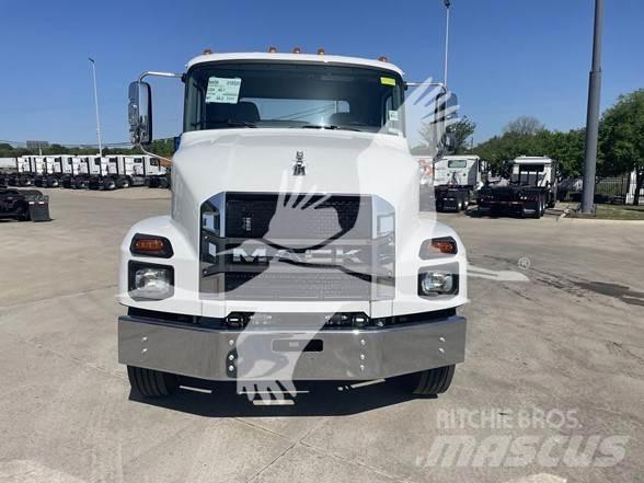 Mack MD6 Trekkers