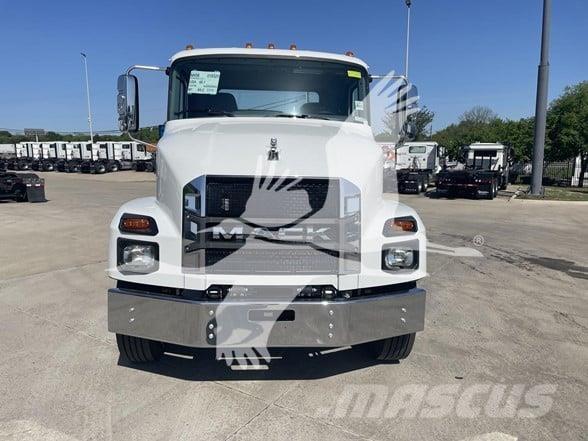 Mack MD6 Trekkers