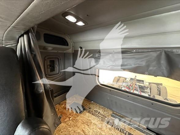 Peterbilt 389 Trekkers