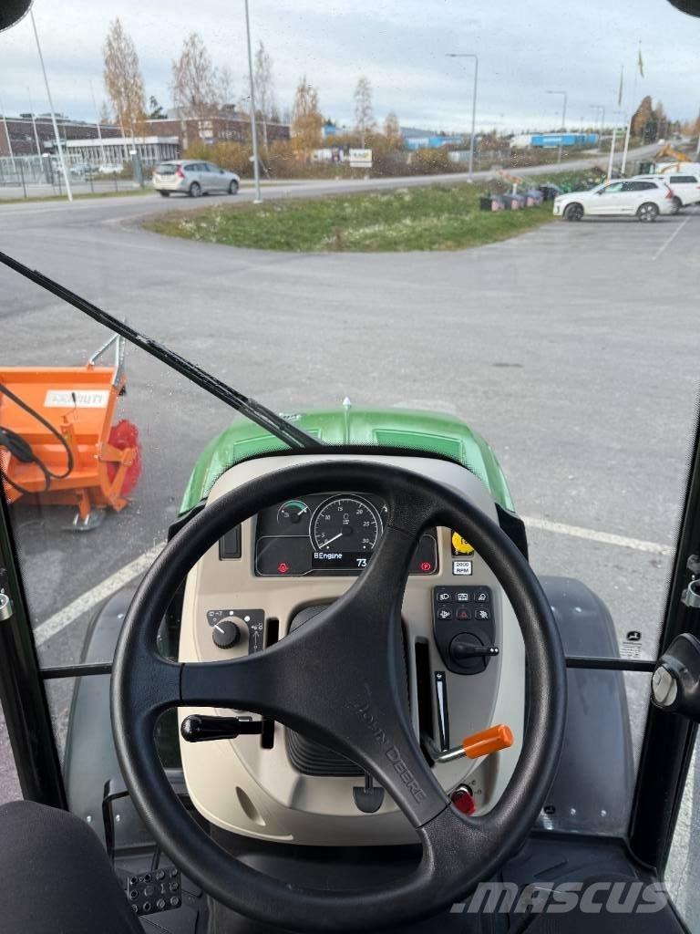 John Deere 3046 R Compacttrekkers